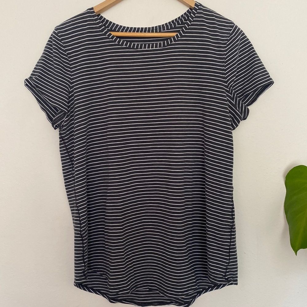 Lululemon sports t shirt grey and white striped great condition womens 10